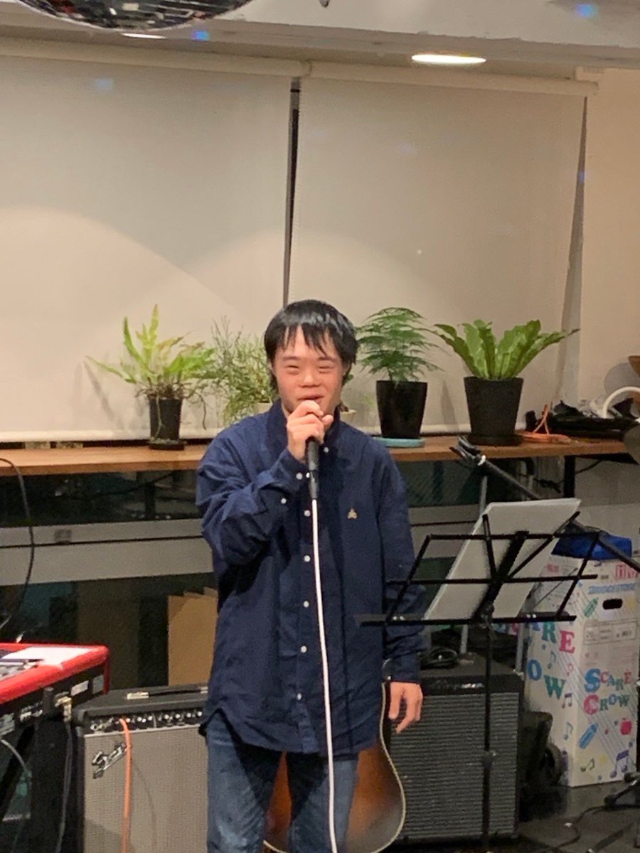 gallery_orange8's tweet photo. 昨日は一樹が絵でコラボした音楽プロジェクト #セタオーレーベル  のイベントに参加しました。一樹は自作の詩の朗読で、 #hibikiueda さんなどアーティストの方々とセッション。ぶっつけ本番で始まった朗読は、hibikiさんのジャズピアノに合わせて、なぜか歌に…!? #ギャラリーオレンジ八幡山 https://t.co/QEfufuX6Qo