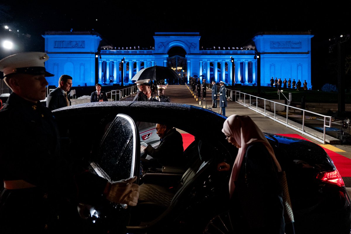 Kesemua pimpinan ekonomi APEC diraikan dalam Majlis Makan Malam oleh Presiden Joe Biden di Legion of Honor, San Francisco.

Kesempatan yang ada turut saya gunakan untuk perkukuhkan lagi hubungan dengan negara-negara APEC demi kebaikan bersama.

#MalaysiaMADANI 
#APEC2023