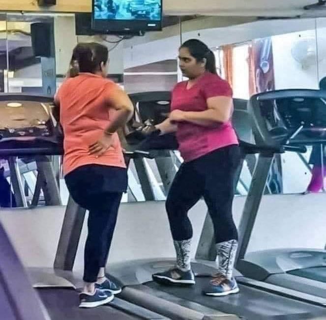 mi amiga y yo en el gym entrenando la lengua