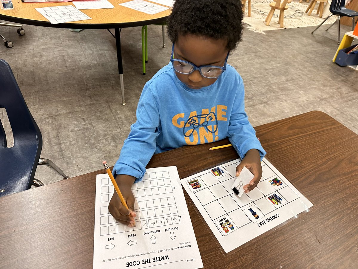 feithSTEM's tweet photo. Check out our @WoodlandForrest Kindergarten friends coding a Thanksgiving Day parade, touring the Macy’s Parade studio with VR goggles, and more!

Shoutout to @jackiechristelo for collaborating with me &amp; @MrSummerford on this engaging STEM experience!

Today was a great day. ❤️ https://t.co/mSB2I4qvHQ