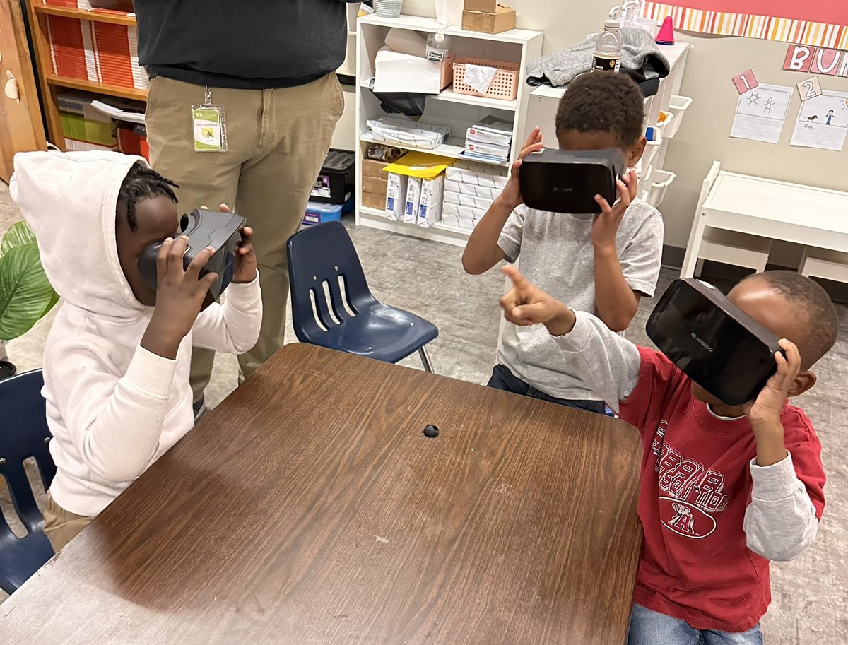 feithSTEM's tweet photo. Check out our @WoodlandForrest Kindergarten friends coding a Thanksgiving Day parade, touring the Macy’s Parade studio with VR goggles, and more!

Shoutout to @jackiechristelo for collaborating with me &amp; @MrSummerford on this engaging STEM experience!

Today was a great day. ❤️ https://t.co/mSB2I4qvHQ