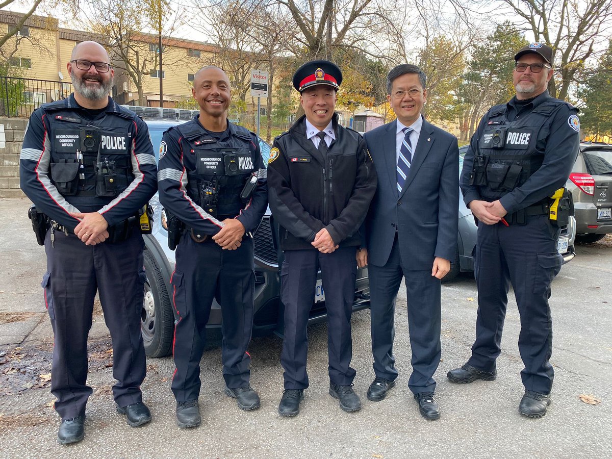 Thanks to the Chinese Community Consultative Committee @AlexyuanCPC and the TPS EA-ISN we were able to raise $9000 for a very worthy cause-Beyond Academic Glendower Project! Presenting the cheques to Ms. Sealy was heartwarming! #helpingkidsread #CommunityDevelopment