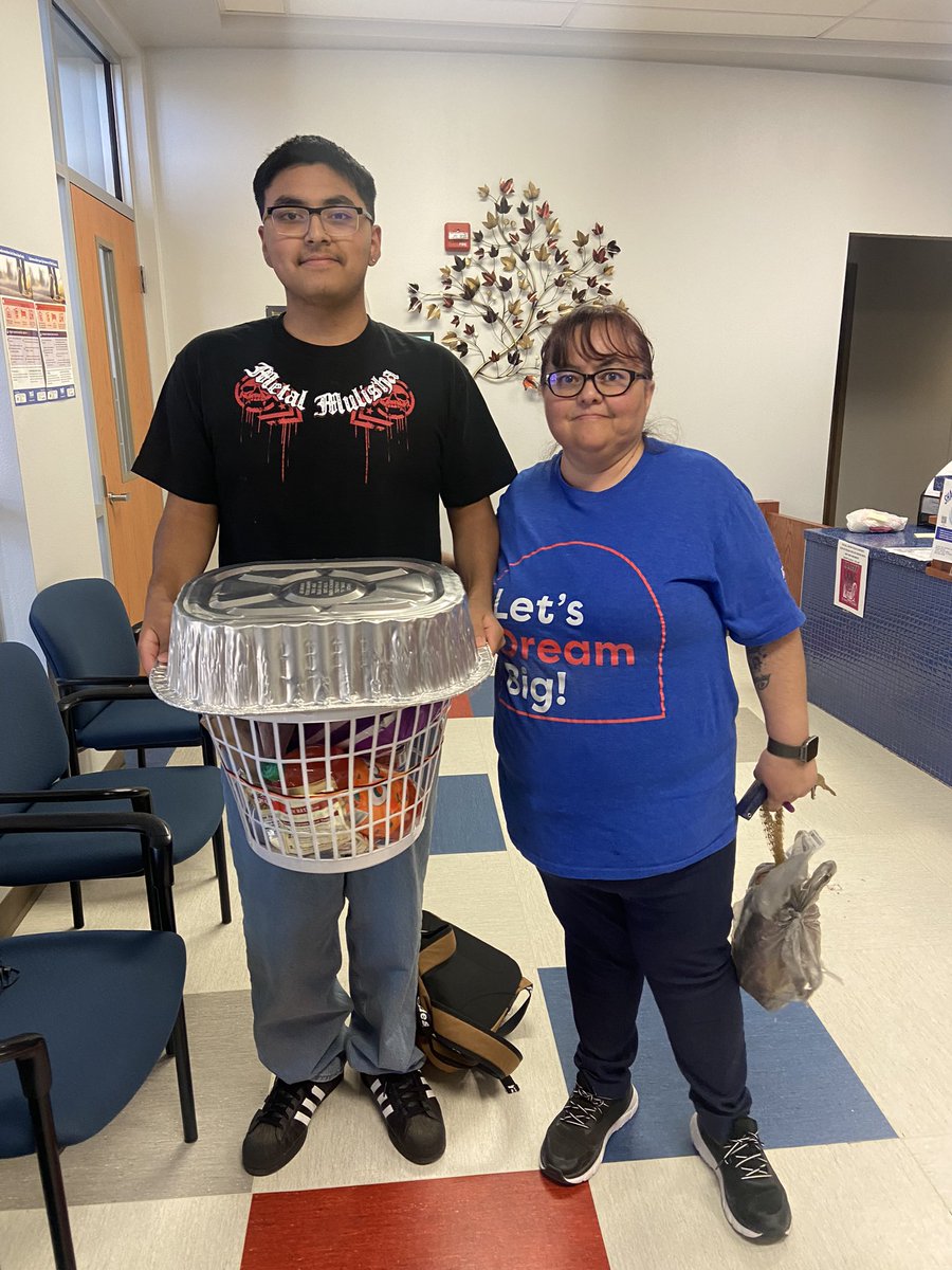 CisClint's tweet photo. Thank you to Otero County Jail , Webb Feed, Whole Sale Lumber Co. , Coffee Waffel , @clinths_nhs , Surratt ASC Class and Town of Clint for helping our community to have a meal this year !! ♥️🦁🦃#weareclint #ciselpaso #weworktogether @SurrattCubs @ClintHSLions @ClintJHS https://t.co/9yeNxtkRic