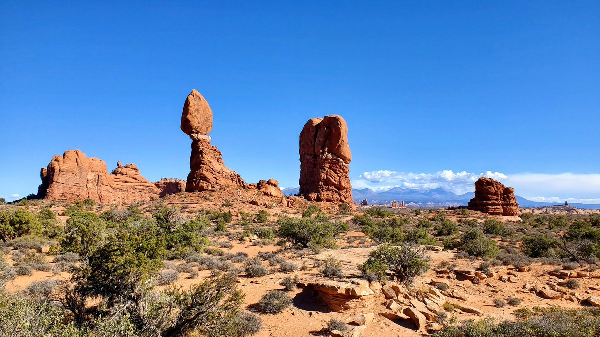 Arches National Park in Utah. This was my favourite stop in Moab. The drive through the huge rock formations was spectacular. If you're interested in accessibility details check out our YouTube video, youtu.be/D1S2zaBq73M?si… #archesnationalpark #roadtrip #usa