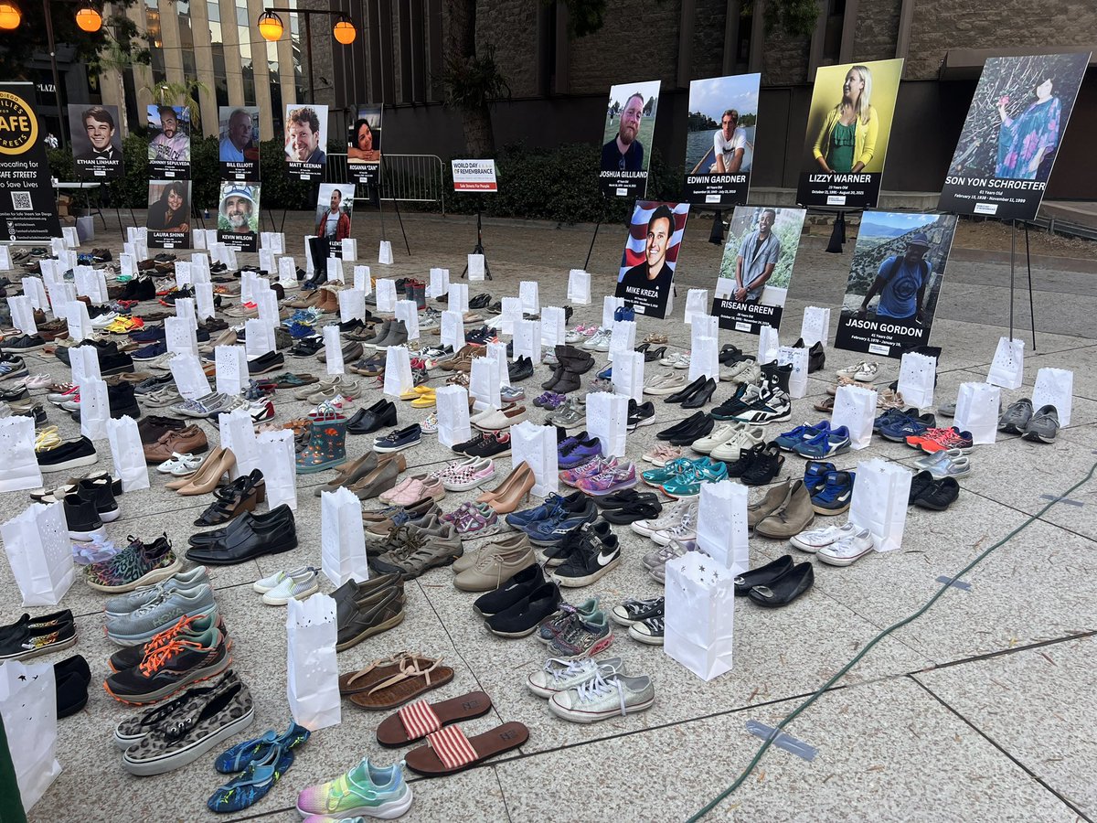 We come together tonight to honor 283 pedestrians and cyclists who were killed in traffic crashes in San Diego County in 2022. #WDoR2023 circulatesd.org/media_advisory…