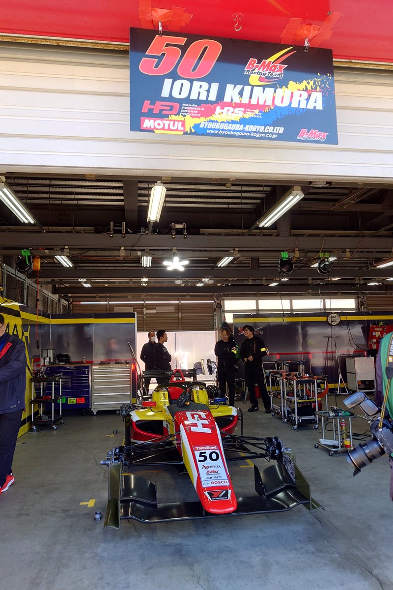 SFormulaLights's tweet photo. 【🔥🔥🔥】

チャンピオンシップを争うのは3名🏆

平良 響 (@tairahibiki) - 92pt
木村 偉織 (@IoriRacing) - 82pt
小出 峻 (@SyunRacing) - 76pt

シリーズの行方を左右する予選、
貴重なポイントを稼げるか注目です❗

第16戦予選は『9:25』開始です🔥

#SFL #SFLights #SFL_MOTEGI https://t.co/lKvxWBb2Eg