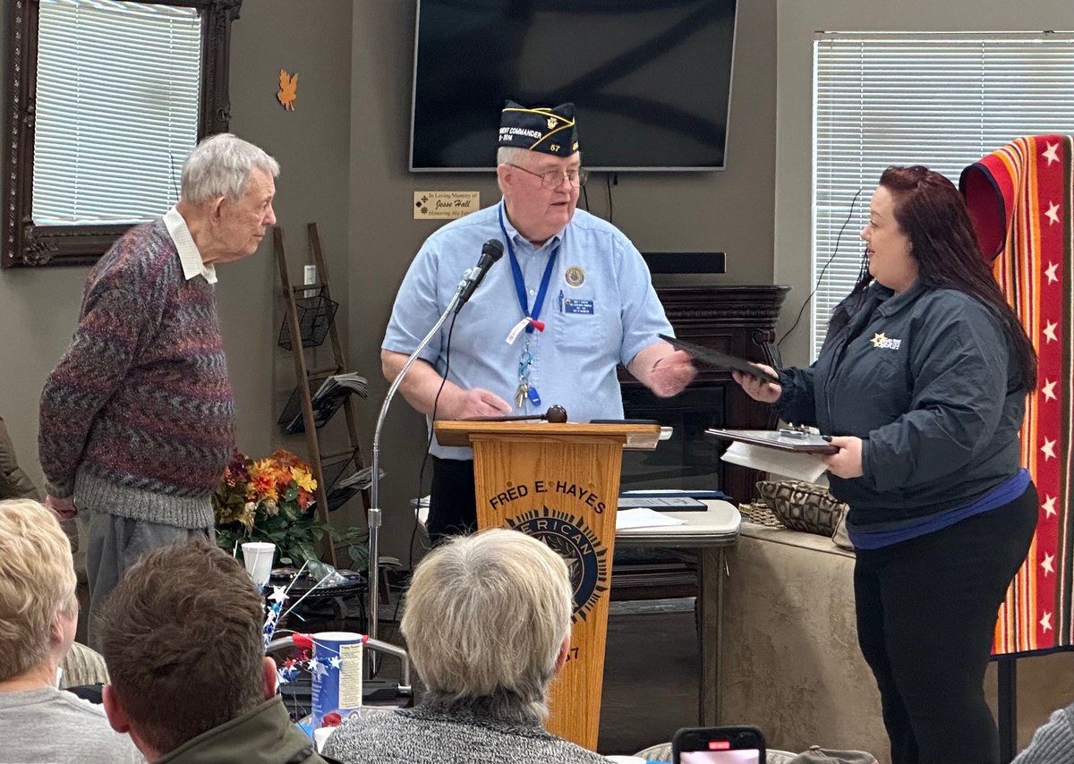 YakimaSheriff's tweet photo. Honoring our Sheriff's Office team for their exceptional work and awards received on Veterans Day from American Legion Post 57. Proud to have such dedicated individuals serving our community. #SheriffsOffice #VeteransDay #ExemplaryPerformance #TeamGreen💚 https://t.co/FwgpuExu5H