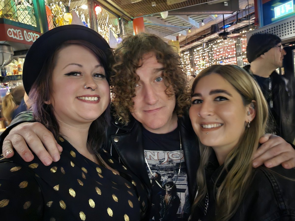 FoxieYorkie's tweet photo. Honestly hands down one of the BEST gigs I've ever been too. Well done Todd lads @pigeonsofficial even got to have a wee chat after @PIGEON_MATT https://t.co/ILINmL0OJx