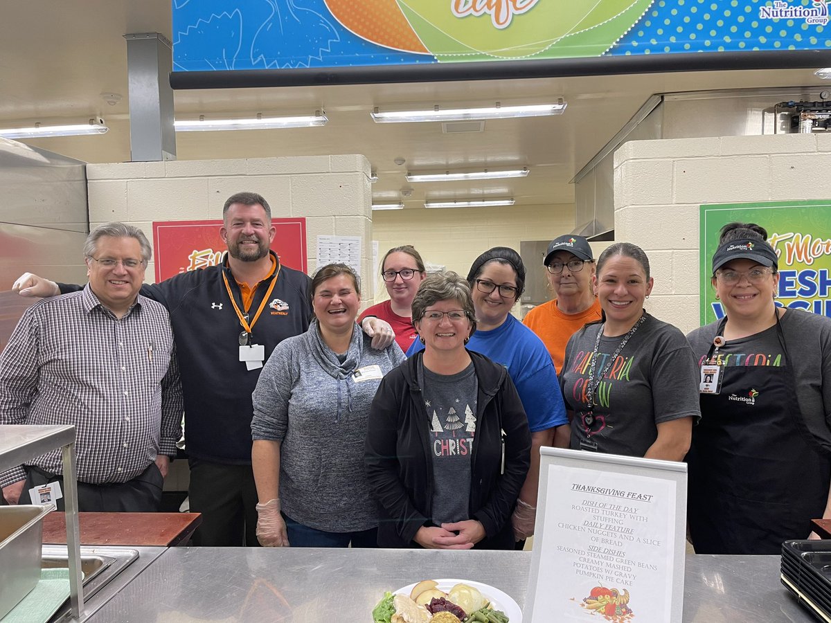 WreckerCafe's tweet photo. Thanksgiving Day at the Elementary Middle School. We had a couple of guest servers and a Turkey in the kitchen! #TNGFeedsKids #WeAreTNG https://t.co/MVVMZ7Hi8f