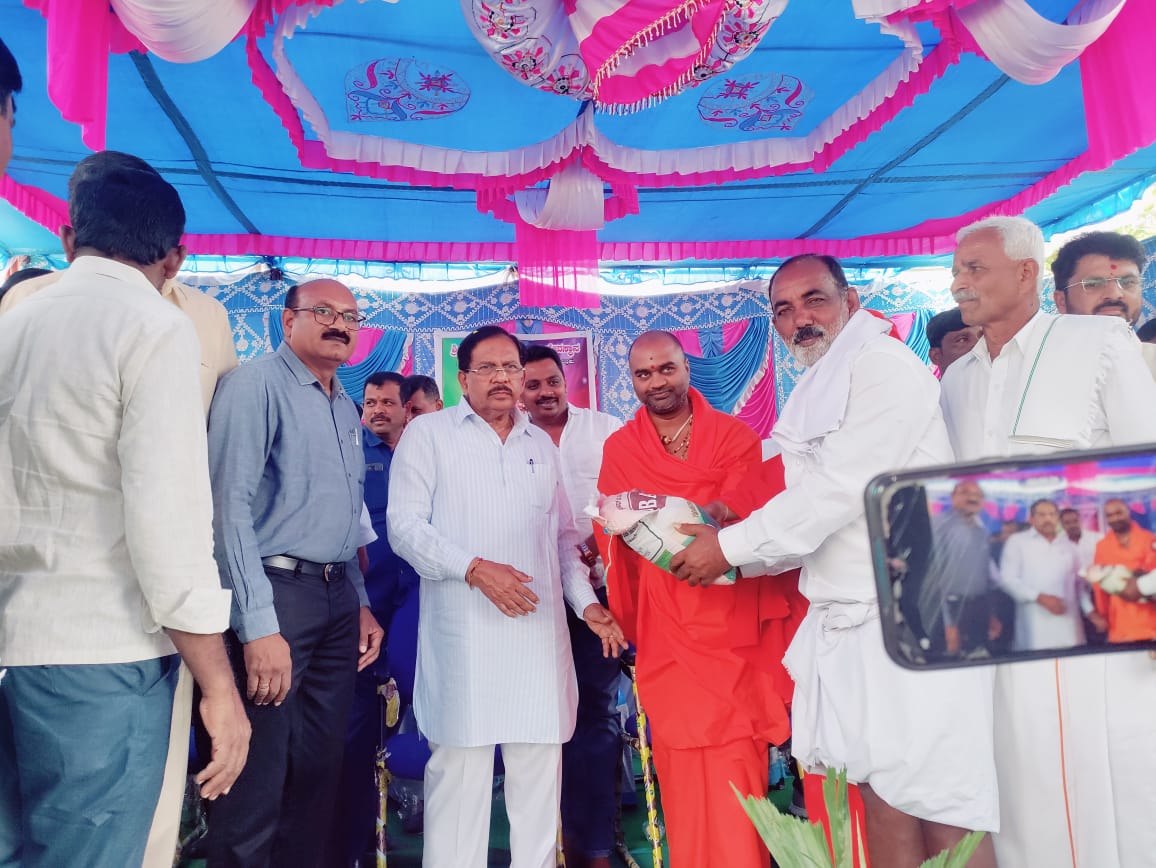AHVS_Karnataka's tweet photo. ದಿನಾಂಕ: 16/11/2023 ತುಮಕೂರು ಜಿಲ್ಲೆಯ ಕೊರಟಗೆರೆ ತಾಲ್ಲೂಕಿನ ಗಟ್ಟಿಗೊಲ್ಲಹಳ್ಳಿ ಗ್ರಾಮದಲ್ಲಿ ರಾಜ್ಯ ಗೃಹ ಸಚಿವರು ಹಾಗೂ ತುಮಕೂರು ಜಿಲ್ಲೆಯ ಉಸ್ತುವಾರಿ ಸಚಿವರಾದ ಸನ್ಮಾನ್ಯ ಶ್ರೀ ಡಾ. ಜಿ. ಪರಮೇಶ್ವರ ರವರು ಮೇವಿನ ಬೀಜಗಳ ಕಿರು ಪೊಟ್ಟಣಗಳನ್ನು ರೈತರಿಗೆ ವಿತರಿಸಿದರು. (1/2)
#Tumakuru #fodderseeds #distribution https://t.co/rgTdAEHiPJ