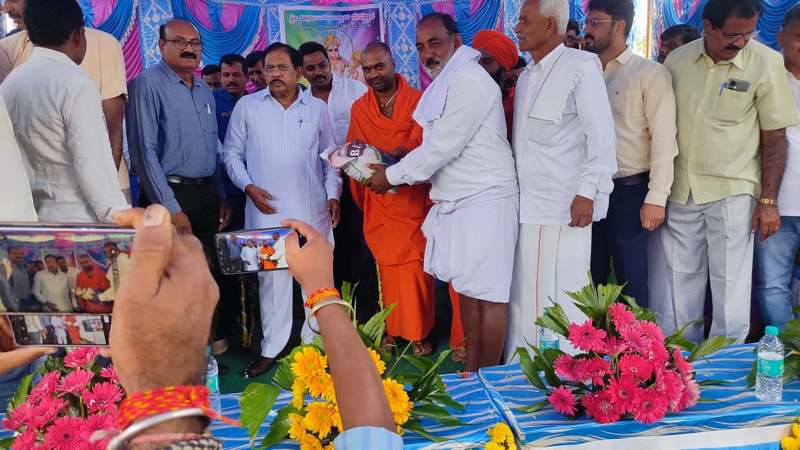 AHVS_Karnataka's tweet photo. ದಿನಾಂಕ: 16/11/2023 ತುಮಕೂರು ಜಿಲ್ಲೆಯ ಕೊರಟಗೆರೆ ತಾಲ್ಲೂಕಿನ ಗಟ್ಟಿಗೊಲ್ಲಹಳ್ಳಿ ಗ್ರಾಮದಲ್ಲಿ ರಾಜ್ಯ ಗೃಹ ಸಚಿವರು ಹಾಗೂ ತುಮಕೂರು ಜಿಲ್ಲೆಯ ಉಸ್ತುವಾರಿ ಸಚಿವರಾದ ಸನ್ಮಾನ್ಯ ಶ್ರೀ ಡಾ. ಜಿ. ಪರಮೇಶ್ವರ ರವರು ಮೇವಿನ ಬೀಜಗಳ ಕಿರು ಪೊಟ್ಟಣಗಳನ್ನು ರೈತರಿಗೆ ವಿತರಿಸಿದರು. (1/2)
#Tumakuru #fodderseeds #distribution https://t.co/rgTdAEHiPJ