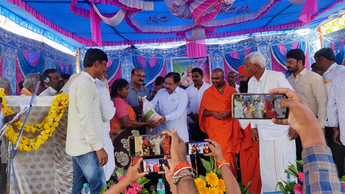 AHVS_Karnataka's tweet photo. ದಿನಾಂಕ: 16/11/2023 ತುಮಕೂರು ಜಿಲ್ಲೆಯ ಕೊರಟಗೆರೆ ತಾಲ್ಲೂಕಿನ ಗಟ್ಟಿಗೊಲ್ಲಹಳ್ಳಿ ಗ್ರಾಮದಲ್ಲಿ ರಾಜ್ಯ ಗೃಹ ಸಚಿವರು ಹಾಗೂ ತುಮಕೂರು ಜಿಲ್ಲೆಯ ಉಸ್ತುವಾರಿ ಸಚಿವರಾದ ಸನ್ಮಾನ್ಯ ಶ್ರೀ ಡಾ. ಜಿ. ಪರಮೇಶ್ವರ ರವರು ಮೇವಿನ ಬೀಜಗಳ ಕಿರು ಪೊಟ್ಟಣಗಳನ್ನು ರೈತರಿಗೆ ವಿತರಿಸಿದರು. (1/2)
#Tumakuru #fodderseeds #distribution https://t.co/rgTdAEHiPJ