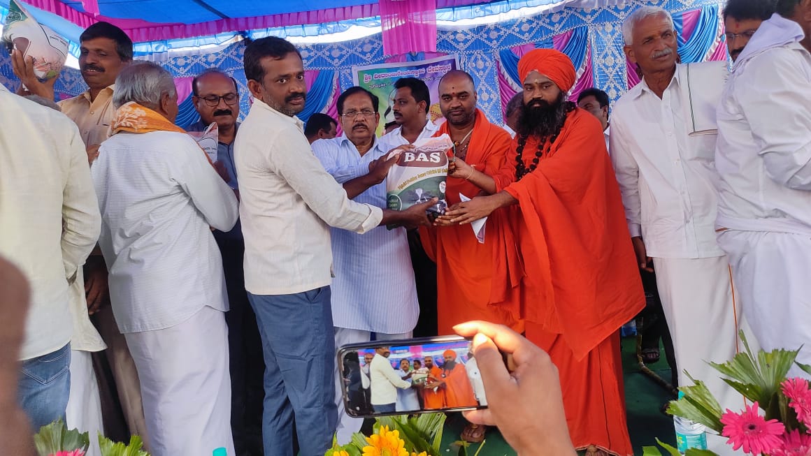 AHVS_Karnataka's tweet photo. ದಿನಾಂಕ: 16/11/2023 ತುಮಕೂರು ಜಿಲ್ಲೆಯ ಕೊರಟಗೆರೆ ತಾಲ್ಲೂಕಿನ ಗಟ್ಟಿಗೊಲ್ಲಹಳ್ಳಿ ಗ್ರಾಮದಲ್ಲಿ ರಾಜ್ಯ ಗೃಹ ಸಚಿವರು ಹಾಗೂ ತುಮಕೂರು ಜಿಲ್ಲೆಯ ಉಸ್ತುವಾರಿ ಸಚಿವರಾದ ಸನ್ಮಾನ್ಯ ಶ್ರೀ ಡಾ. ಜಿ. ಪರಮೇಶ್ವರ ರವರು ಮೇವಿನ ಬೀಜಗಳ ಕಿರು ಪೊಟ್ಟಣಗಳನ್ನು ರೈತರಿಗೆ ವಿತರಿಸಿದರು. (1/2)
#Tumakuru #fodderseeds #distribution https://t.co/rgTdAEHiPJ