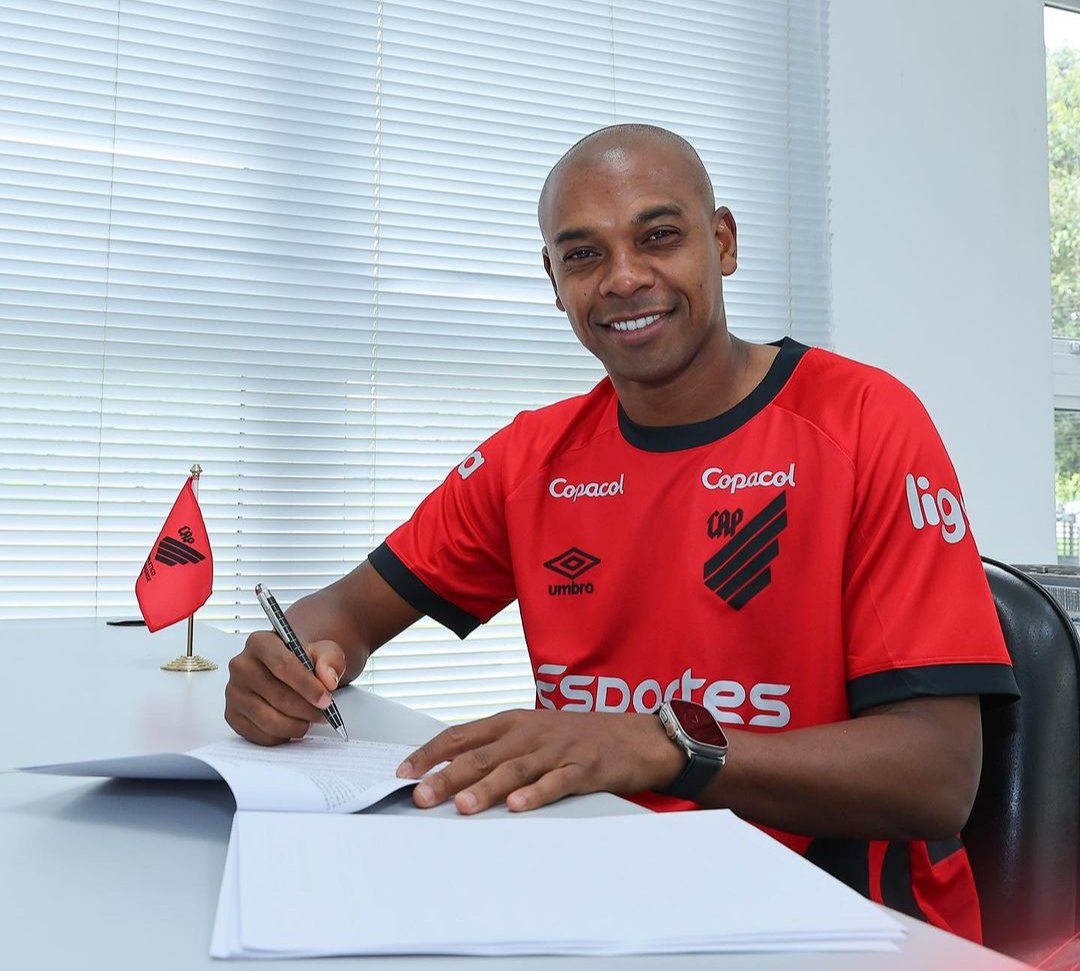 Alexandrenassa's tweet photo. "Orgulho de vestir o manto e representar esse clube", Fernandinho sobre renovação de contrato
#athletico

📸 Gustavo Oliveira/@AthleticoPR https://t.co/ltV1MRioMA
