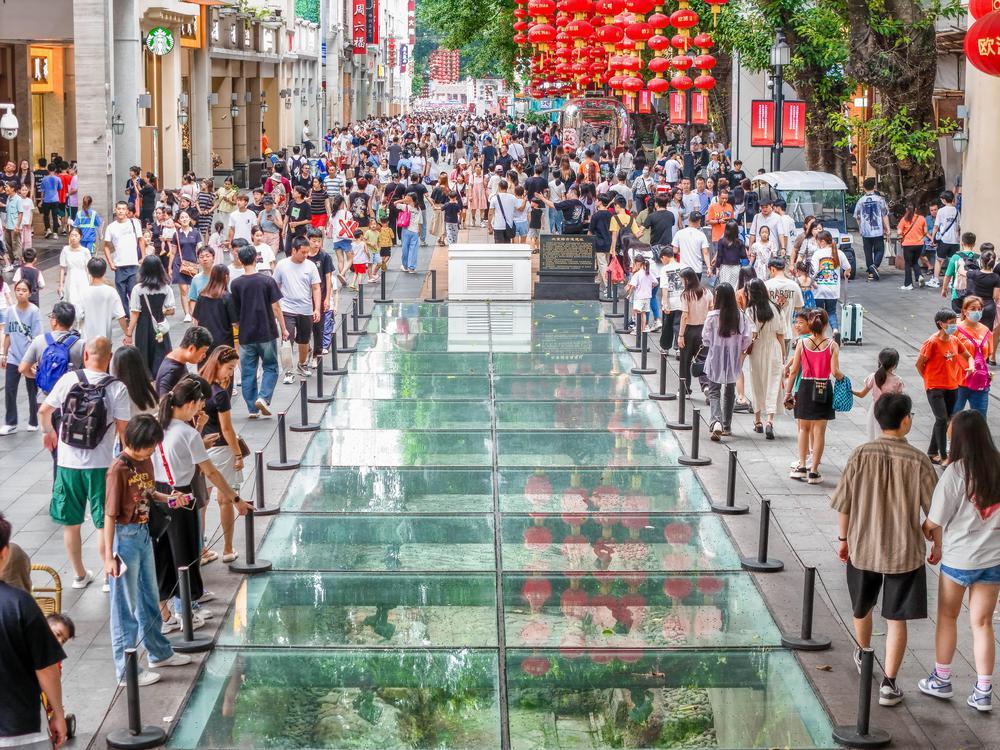 RecordGBA's tweet photo. 🔺As of November 11th, 2023, the cumulative passenger volume of #BeijingRoad in #Guangzhou has exceeded 100 million for the first time this year, creating a total revenue of over 16 billion yuan, which marks a year-on-year increase of 66% and 48% respectively.
🔺Compared with the same period in 2019, they have grown by 60.4% and 65% respectively, reaching a historic high in both passenger and business volume.
#Guangdong #GBA #DynamicGBA
@guangzhou_daily @Discover_GZ @Guangzhou_City @iGuangdong