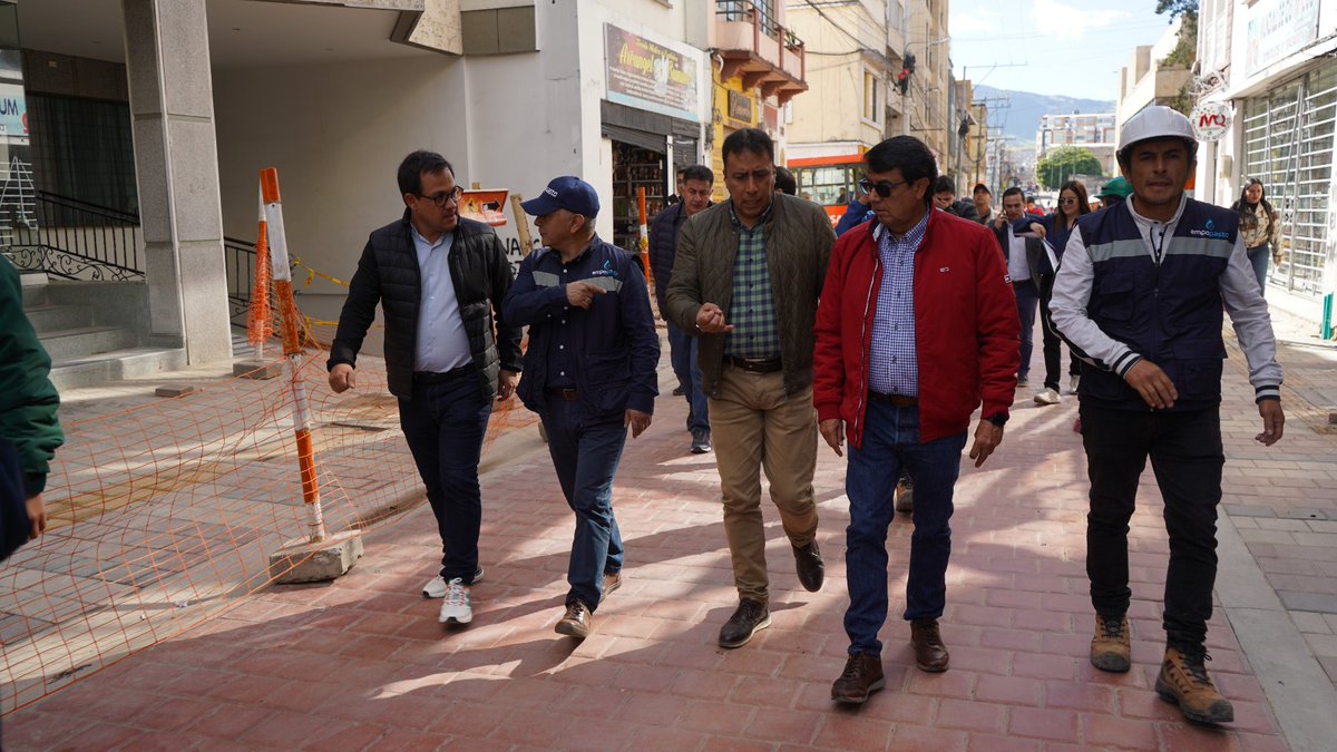PastoTransito's tweet photo. El equipo de la administración local realizó la visita a los avances de las obras de Centro Histórico y así verificar los últimos detalles en el componente de espacio público.
#InfórmateYComparte 
#PastoLaGranCapital 
#CentroHistórico https://t.co/nxSMcnArcZ