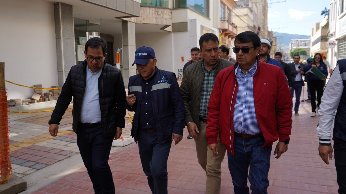PastoTransito's tweet photo. El equipo de la administración local realizó la visita a los avances de las obras de Centro Histórico y así verificar los últimos detalles en el componente de espacio público.
#InfórmateYComparte 
#PastoLaGranCapital 
#CentroHistórico https://t.co/nxSMcnArcZ