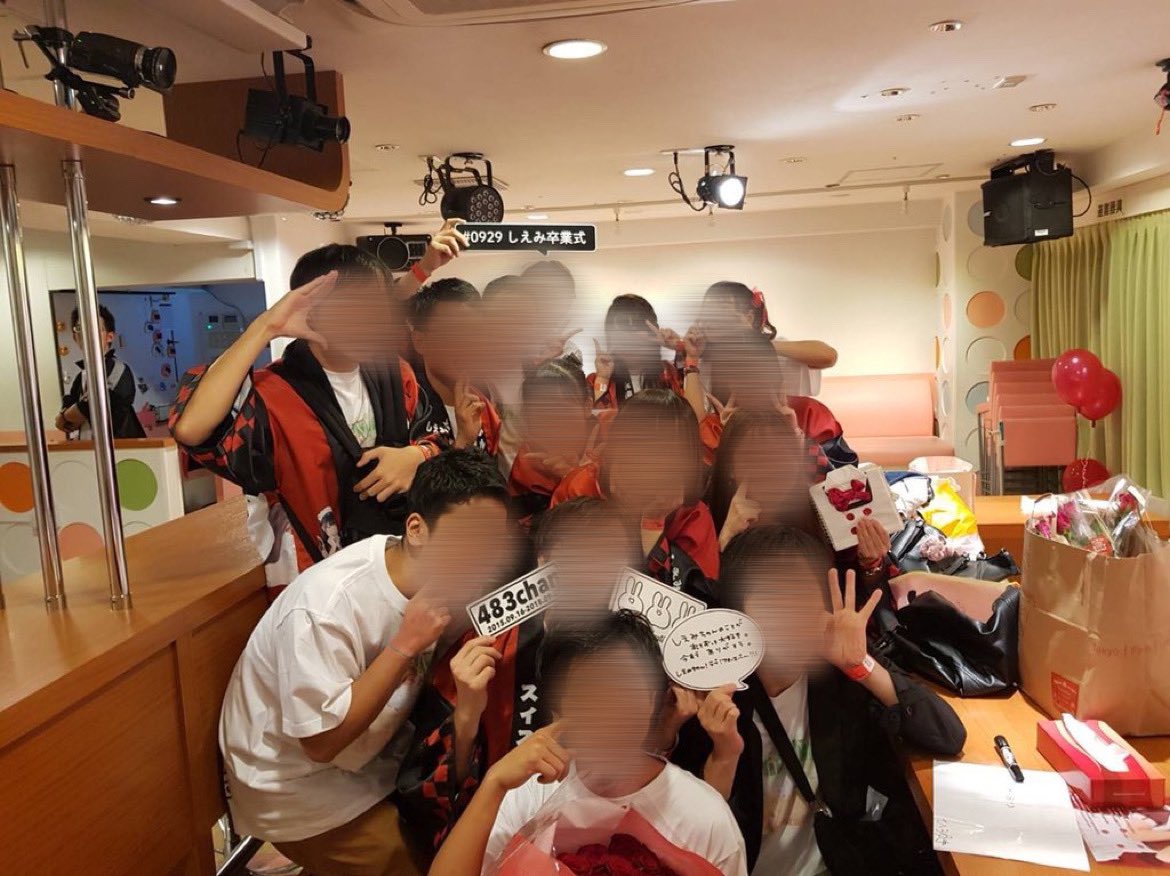 _317_815_'s tweet photo. もう1週間経ったの信じられない🥲
プロフィールムービーで卒業の時の写真使ったり、披露宴中にりーずん流したり、ブーケにボルドーお願いしたり🐣♥️試着の時のボルドードレスも🥹♥️大切な思い出と一生に一度の日が重なってさすがにエモかった、どう考えても大好きで大切な子🐣♥️ https://t.co/KYwEjnBou8