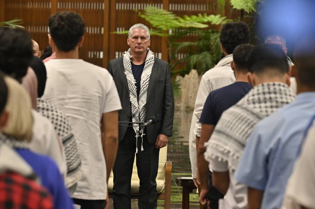 JuantonioFdez's tweet photo. Es lo que corresponde y hace #Cuba. Son nuestros principios y valores.

¿A ver cuántos Jefes de Estado y/o Gobierno hacen una pausa d trajines diarios para recibir, escuchar y arropar a la juventud Palestina?

#FreePalestine https://t.co/XyAPPjdODg