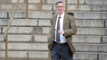 SE ACUERDAN DE ESTE FISCAL.

LA PRIMERA VICTIMA DEL PODER K.

Eduardo Taiano debia darle continuidad a una investigacion por enriquecimiento ilicito a Nestor y o casualidad, el lunes iba a firmar esa orden y sabes que, ese lunes, le secuestraron al hijo. y tahiano no se presento