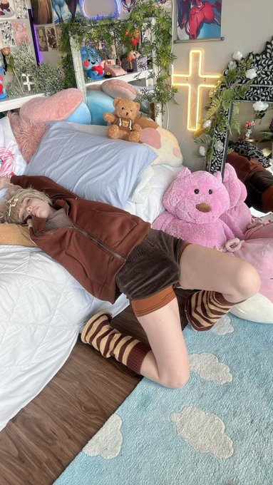 Did someone say #femboy is trending again? https://t.co/CrNieWRgUd<a href="/tag/femboy"class="tags">#femboy</a>
