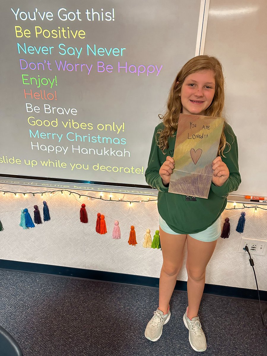 MrsGustafson23's tweet photo. Today, we decorated paper bags that will be filled with food to help feed our community. I can only imagine the smile these encouraging messages will bring to the recipients’ faces💕
Way to do MORE, Norton Knights! #5thgrade #nortonknights #communityserviceproject https://t.co/myIQUcJrVi
