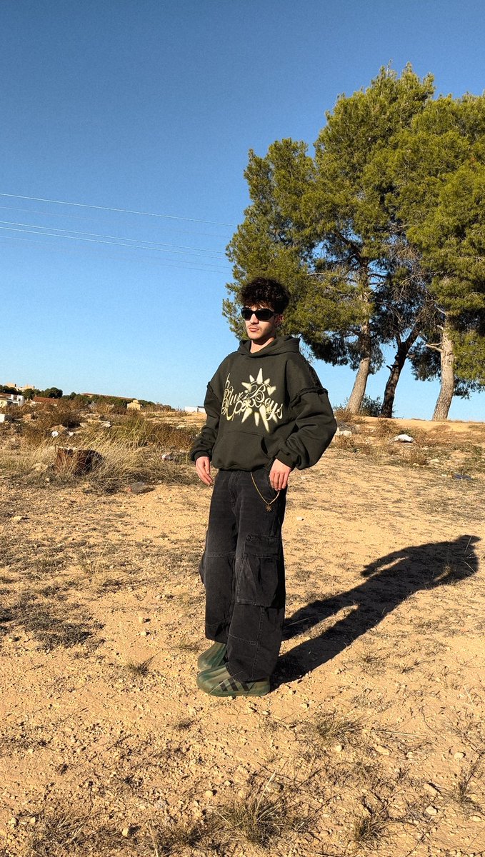 BlurBoyss's tweet photo. LOOKBOOK🌅 Perfect Ripped Hoodie☀️ https://t.co/W4oXFZvm1u