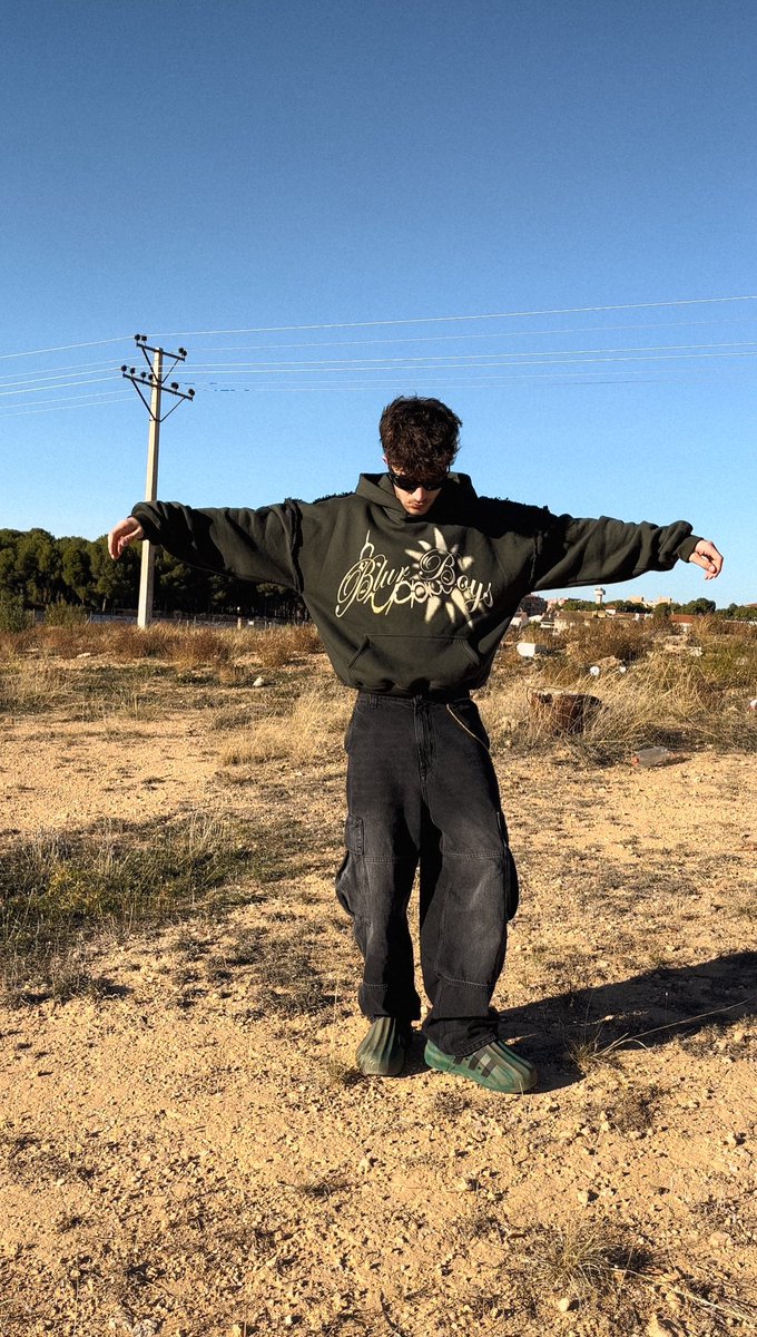 BlurBoyss's tweet photo. LOOKBOOK🌅 Perfect Ripped Hoodie☀️ https://t.co/W4oXFZvm1u