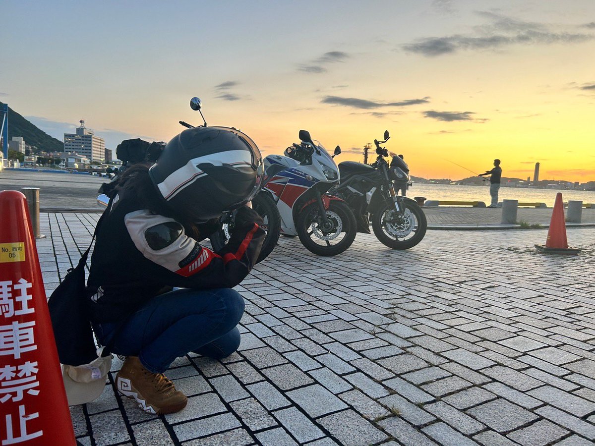 T02604823's tweet photo. 自己紹介
名前：パンダマン🐼
年齢：21歳
性別：♀
身長：160㎝
住み：福岡県
車種：CBR250R
一言：結局去年もふっ軽にはなれず🥺
　　　今年もふっ軽にはなれないと思うが　　　
　　　九州内をまわりたい！！
　　　南区に越してきたんでお近くの方
　　　よろしくお願いします🙇‍♀️
#バイク
#福岡 https://t.co/6ElqL8nfNI