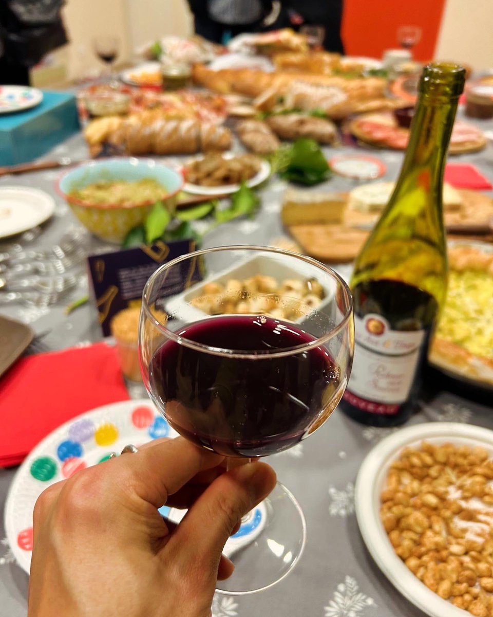 larocheguyon's tweet photo. 🍷Dégustation de #BeaujolaisNouveau organisée par l’association Vivre La Roche-Guyon

🍫Mention spéciale pour cette bouteille en chocolat offerte par notre future chocolatière du village.

#valdoise #viedevillage #chocolat #vin #beaujolais https://t.co/BpDeNdGkX1