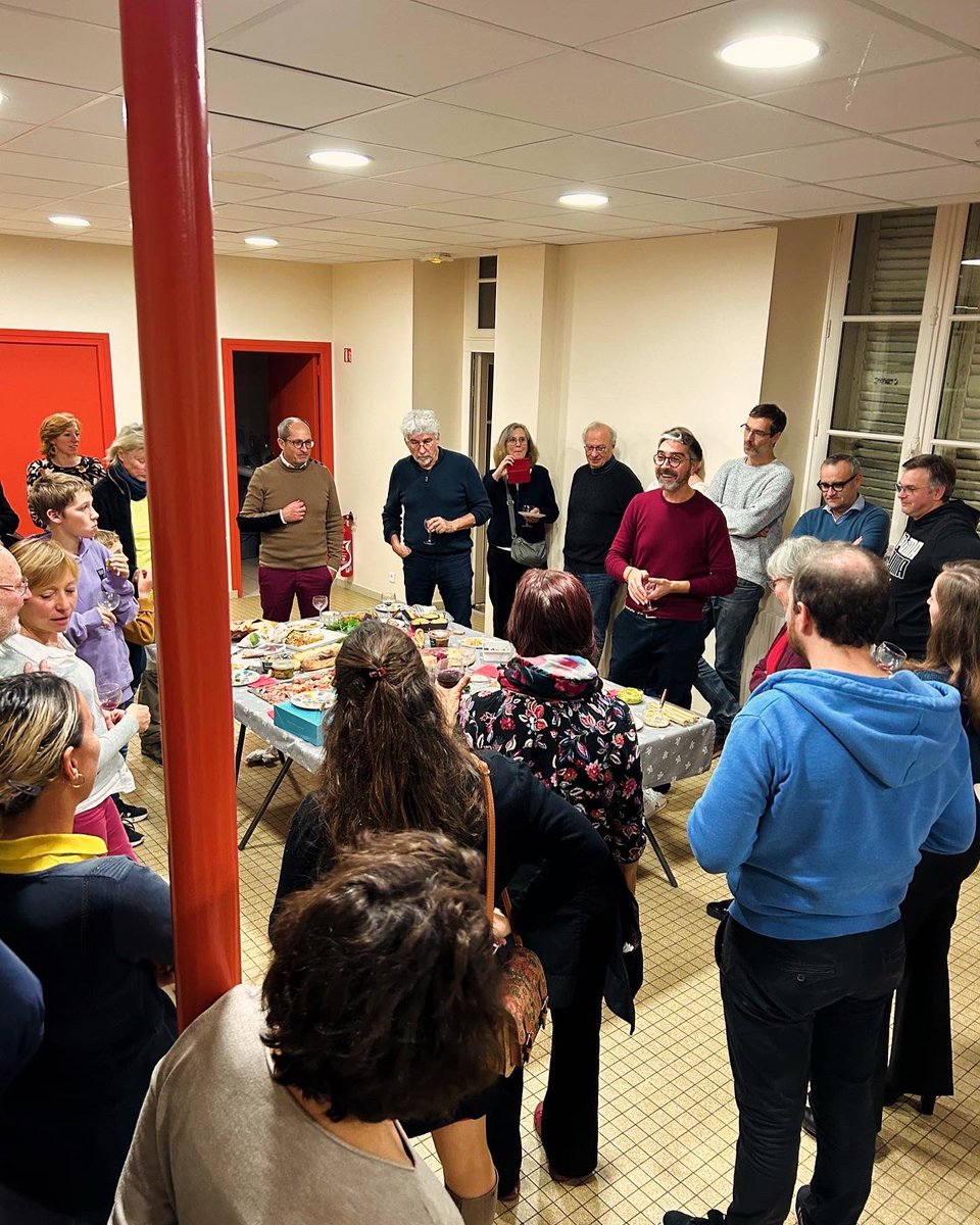 larocheguyon's tweet photo. 🍷Dégustation de #BeaujolaisNouveau organisée par l’association Vivre La Roche-Guyon

🍫Mention spéciale pour cette bouteille en chocolat offerte par notre future chocolatière du village.

#valdoise #viedevillage #chocolat #vin #beaujolais https://t.co/BpDeNdGkX1