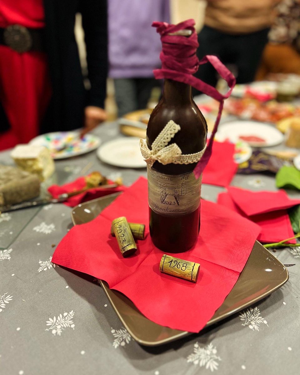 🍷Dégustation de #BeaujolaisNouveau organisée par l’association Vivre La Roche-Guyon

🍫Mention spéciale pour cette bouteille en chocolat offerte par notre future chocolatière du village.

#valdoise #viedevillage #chocolat #vin #beaujolais