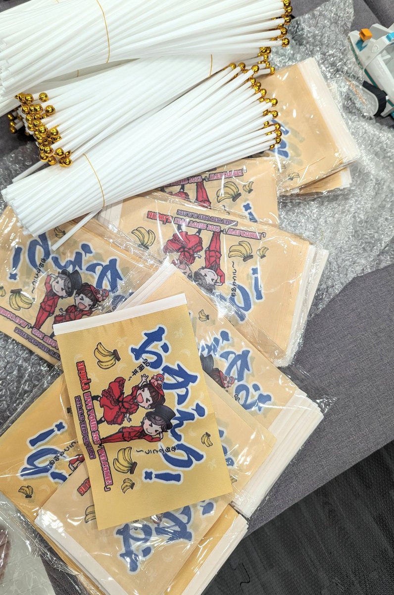 fiphie799's tweet photo. サプライズ大成功！！
ご協力ありがとうございました。

熱いライブをくれたangelaに感謝。
手伝ってくれたスタッフに感謝。
とても楽しかったです。

サプライズの「おかえり旗」まだ余っています。
興味ある方はコメントにてご連絡ください。😆
#angela_Welcome
#angela_jpn https://t.co/xPgE9s31Ld