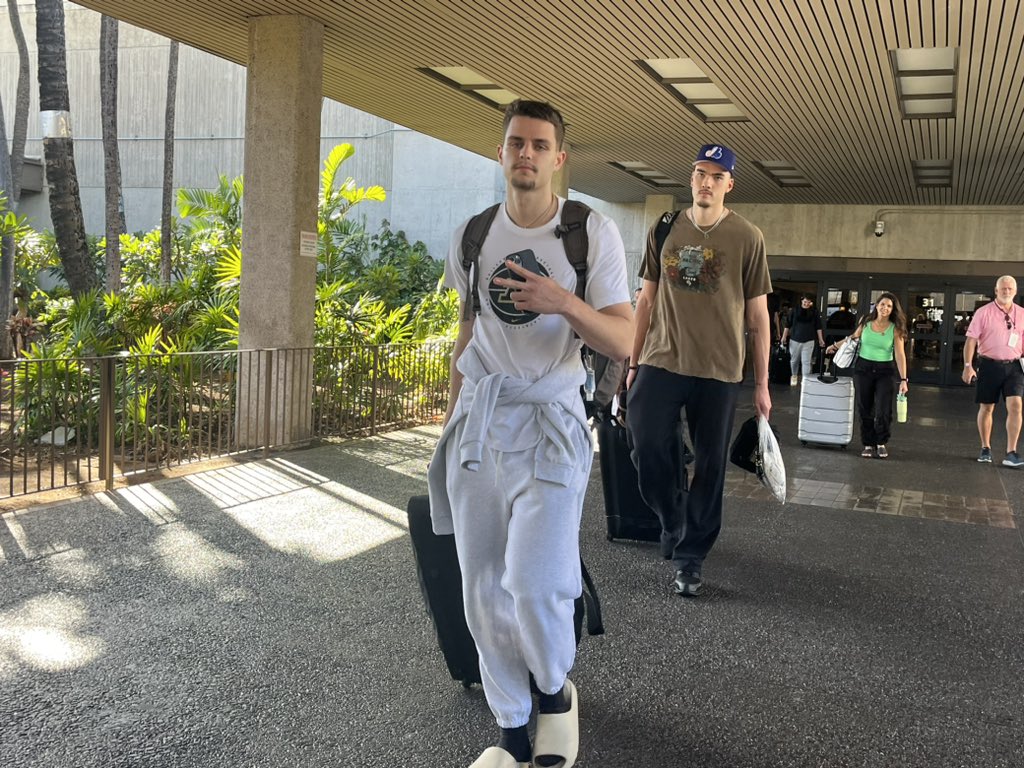 BoilerBall's tweet photo. 🌺🍍🐠🦜 🤙 Aloha! 

Boilers have arrived in Honolulu. - @MauiInv. https://t.co/sxyaqfEusV