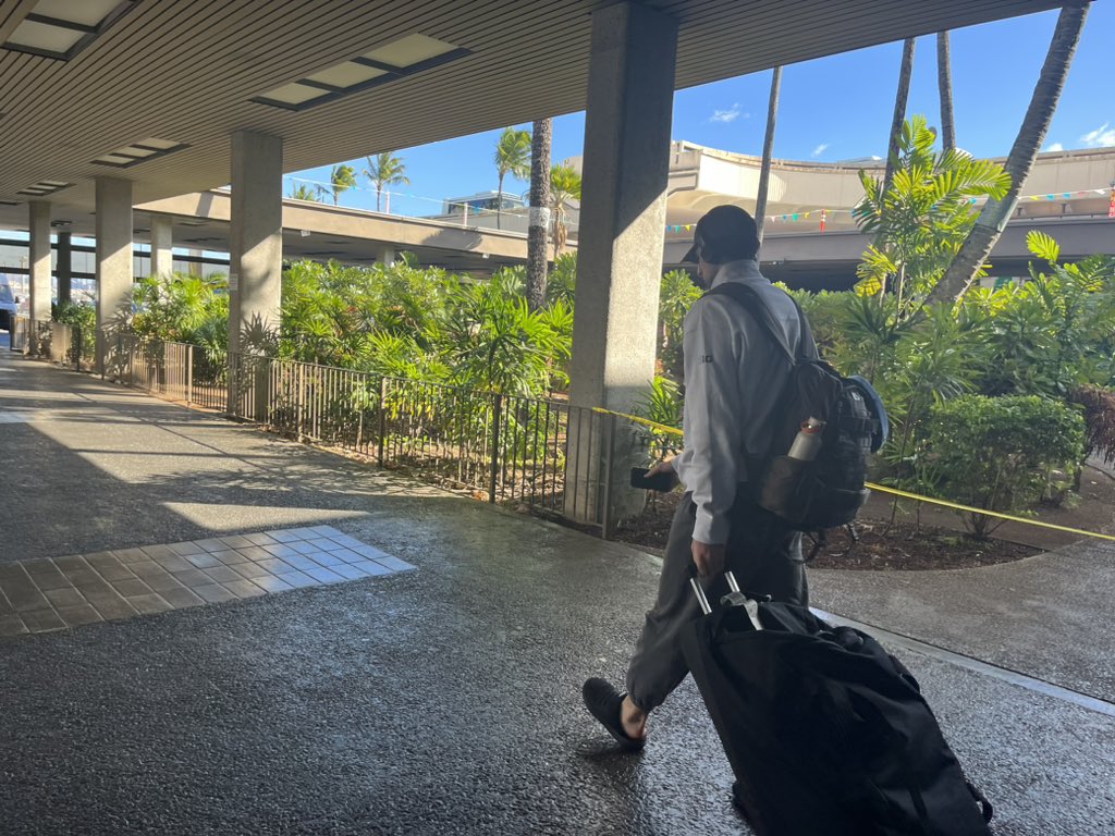 BoilerBall's tweet photo. 🌺🍍🐠🦜 🤙 Aloha! 

Boilers have arrived in Honolulu. - @MauiInv. https://t.co/sxyaqfEusV