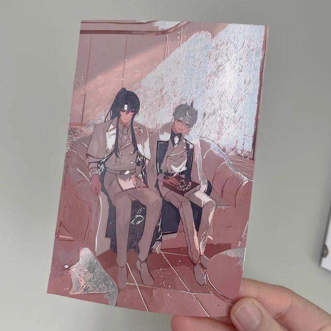 色々届いた! 箔押しポスカ思ったのとちょっと違うけど、光に当てると面白くて良い〜! もう一個のノベルティはオールキャラA5カードになります〜
