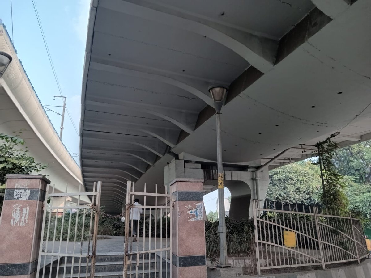 kishansamiti's tweet photo. सट्टा माफिया का सेफ डेस्टिनेशन
न्याय के मंदिर #तीसहजारी कोर्ट से सिर्फ चन्द कदमों की दूरी पर 
रानीझांसी फ्लाईओवर के नीचे
मोर्चरी के सामने स्थित चारदीवारी और कवर्ड गेट वाले पार्क में
#सट्टा #दिल्ली_पुलिस #क्राइम #माफिया #DPCare #तीस_हजारी 
@Dependra_Pathak @CPDelhi @HMOIndia @pmo https://t.co/9DwTK7IfZ4