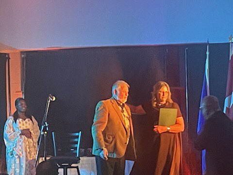 c’est notre dernière histoire avant d’aller sur une autre media ce soir au gala de la francophonie de Calgary @ACFAAB nous avons honoré Jean Larouche, Dr Mueller @kmueller9395 & Nathalie Dunn @ABE_Aberhart @yyCBEdu