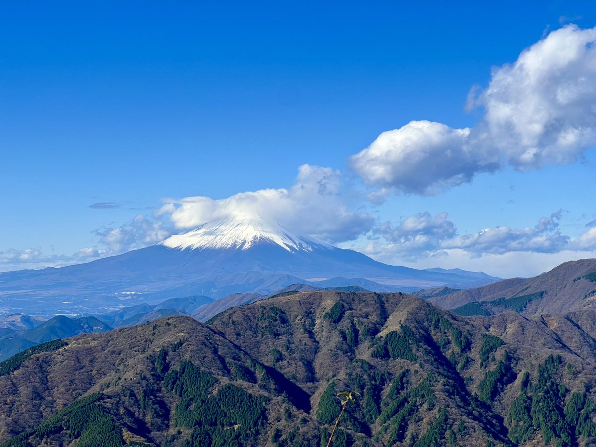 sicyan_sicyan's tweet photo. 本日は半年ぶりの登山は丹沢大山に行ってきました〜⛰️✨
富士山も紅葉も綺麗で癒されました(o^^o)

走れるところは走って足にも良い刺激が入りました🦵たまには良いねぇ🏃♪

#SPEEDCROSS4 https://t.co/IIofUdwUN2