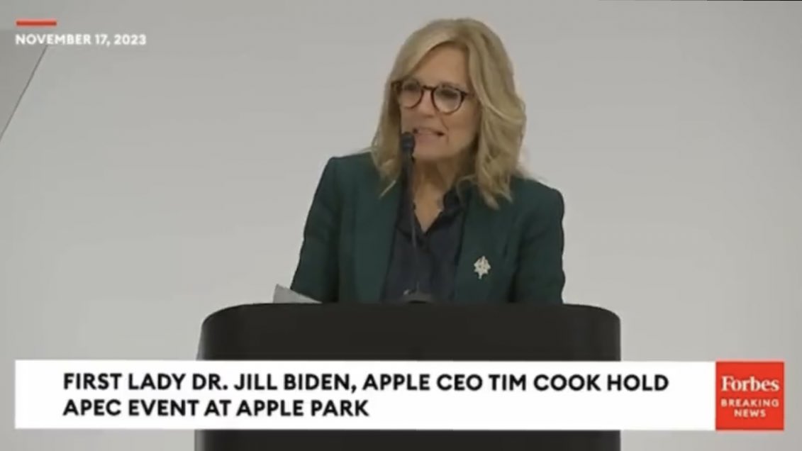PopBase's tweet photo. First Lady Jill Biden introducing BLACKPINK’s Rosé at the Asia Pacific Economic Leaders Week:

“It’s an honor to introduce a young woman of incredible talent and courage, a global superstar who is using her platform as a force for good in the world.” https://t.co/OtieBXGFsX