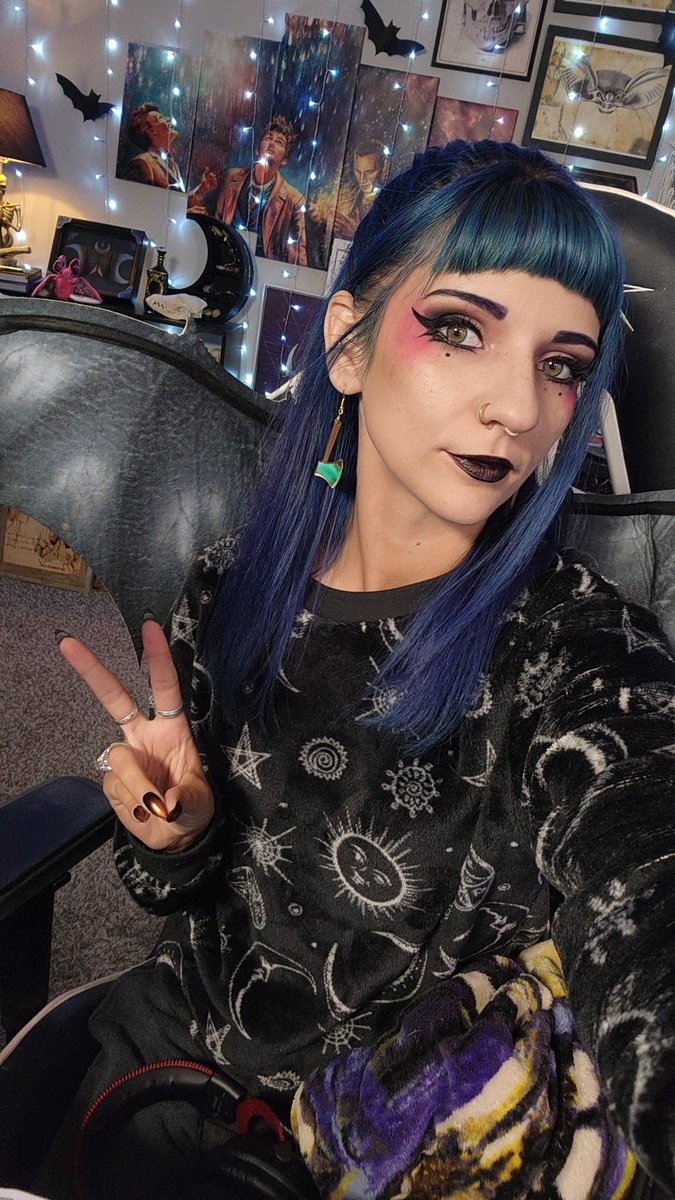 Live now for a super cozy hot tottie and diamond painting stream!!! Twitch.tv/crickey