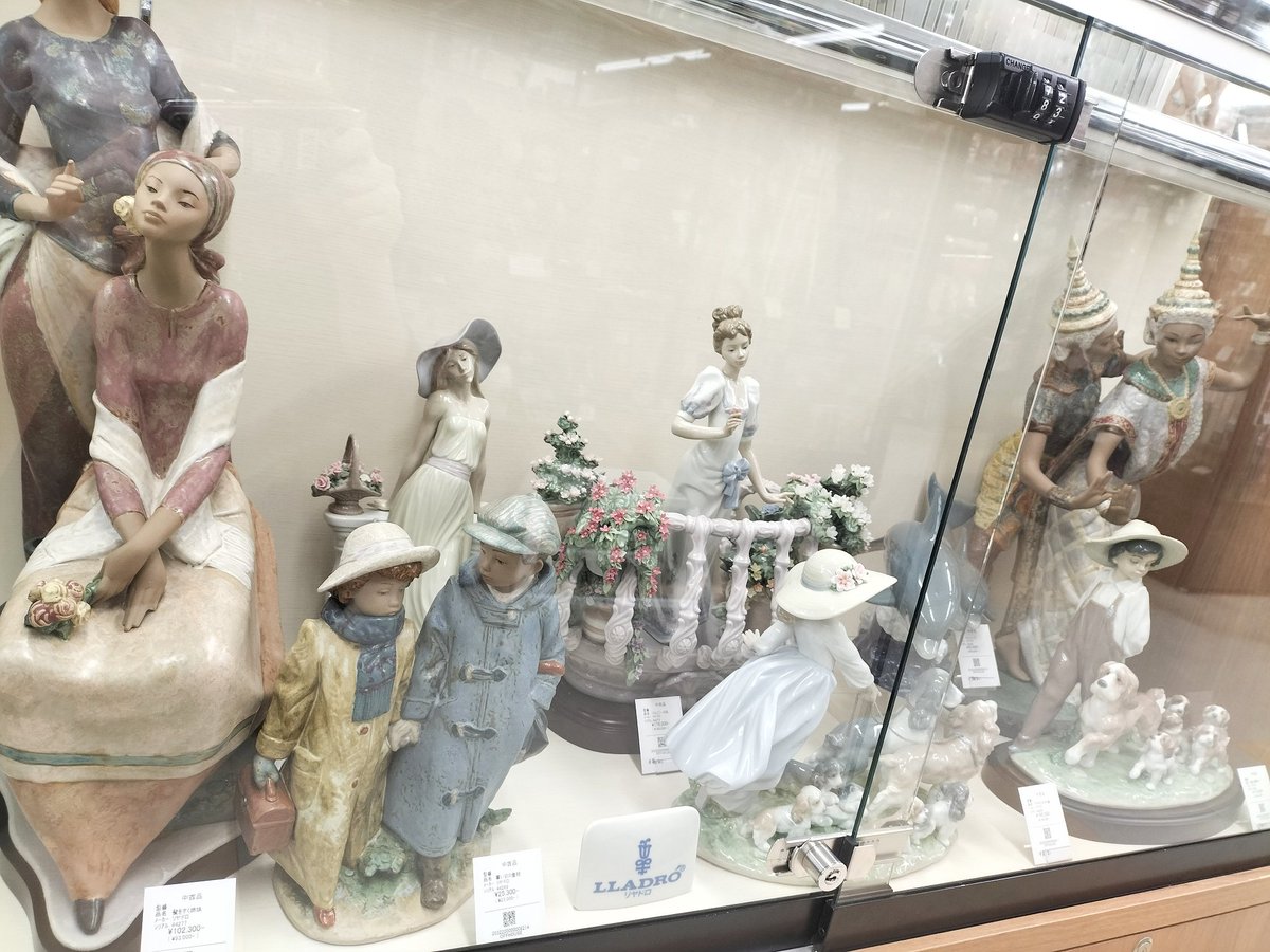 off23220's tweet image. おはようございます☀☀
当店ケース内にLLADRO陶
器たくさん展示されました！
ご購入は
オフハウス札幌あいの里店まで！！
#LLADRO #リヤドロ #インテリア #スペイン #陶器