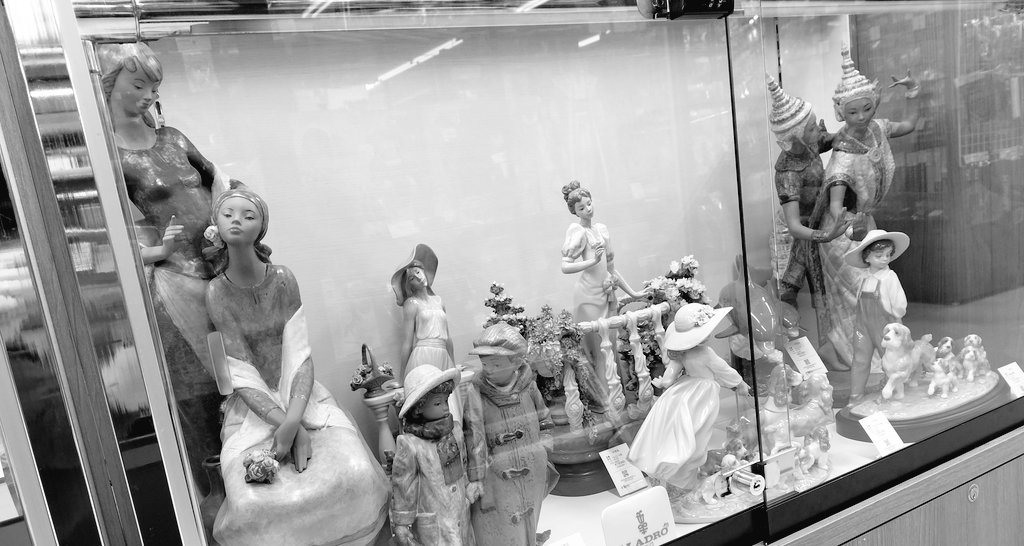 off23220's tweet image. おはようございます☀☀
当店ケース内にLLADRO陶
器たくさん展示されました！
ご購入は
オフハウス札幌あいの里店まで！！
#LLADRO #リヤドロ #インテリア #スペイン #陶器