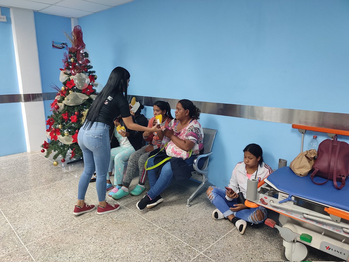 GuaricoMRT2's tweet photo. Desde el Mcpio @tupamaroroscio la tropa #TupamaroRebelde practicando la solidaridad con principios Revolucionarios desde el Hospital Israel Ranuarez Balza con el Tuparepazo.

#SoberaniaEsEsequibo 
#ComunaYProducción https://t.co/jJvaeqJvYK