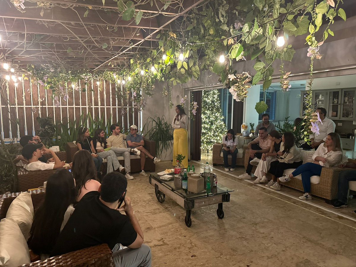 PatriciArbaje's tweet photo. [Ahora] 

Patricia Arbaje sostiene encuentro con jóvenes primeros votantes, que respaldan su propuesta como diputada, para la #Circ3 de Santiago. 

#PatriciaDiputada #VolvamosAConfiar https://t.co/46Bvi0l0UN
