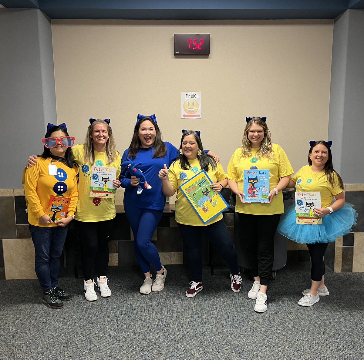 TeachGrowGlow's tweet photo. Book Character Parade was Groovy 📚 https://t.co/Hku9ln1Th0