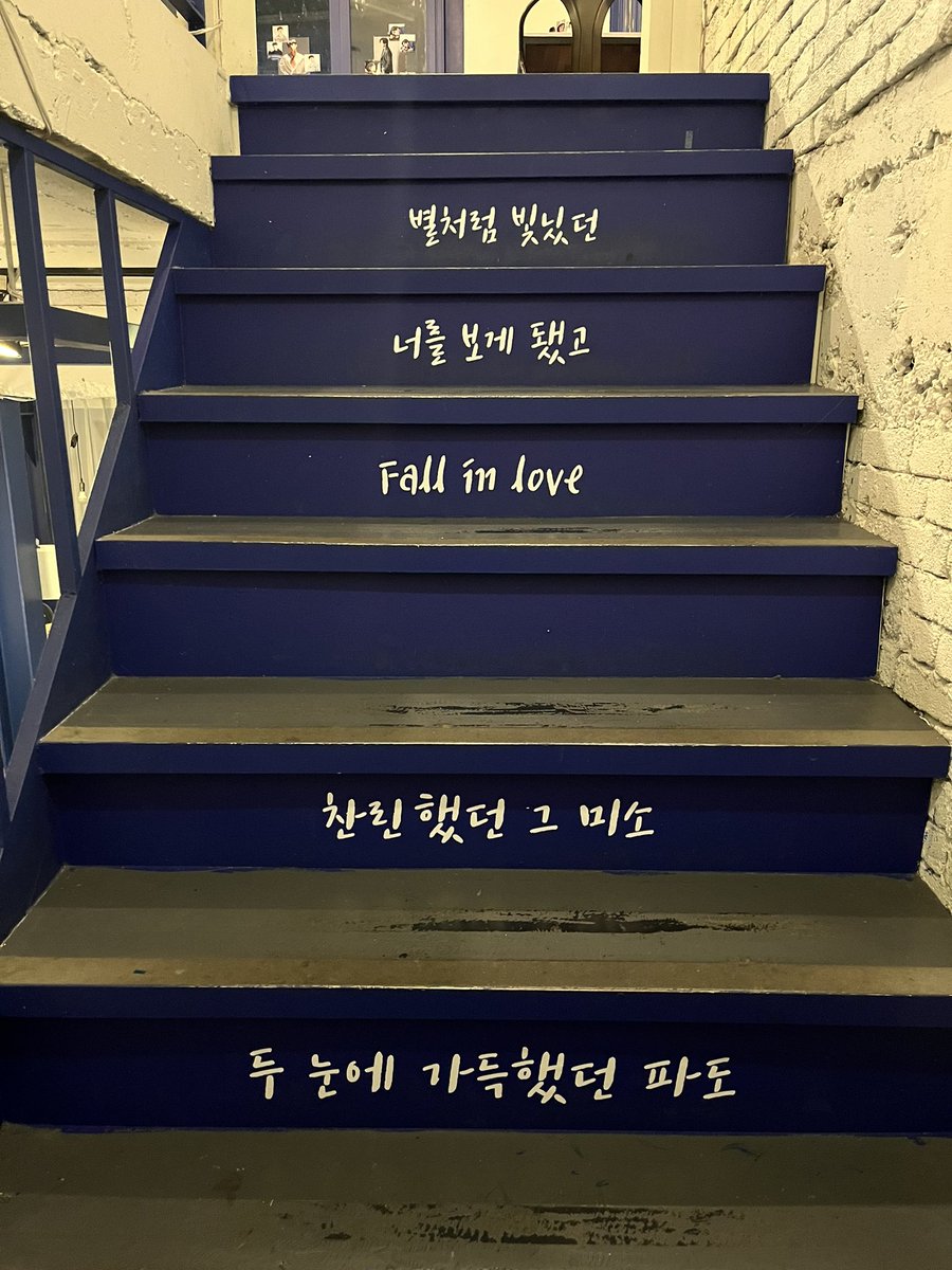 To_OurFelicity's tweet photo. 2층에도 전시 되어있습니다!! ◡̎ https://t.co/C4iBUudoDI