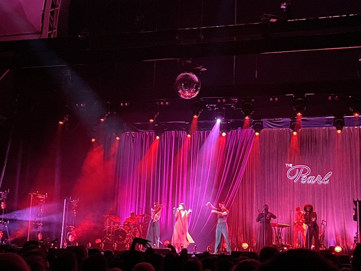 Benng90's tweet photo. Jessie Ware had a near 10k gays in a vicegriped chokehold at Ally Pally tonight, forcing HITS, CHOREO, CAMP, DISCO down our throats and refusing to let us come up for air, and That! Felt Good! #ThatFeelsGoodTour @JessieWare https://t.co/8uIe6iWwl5
