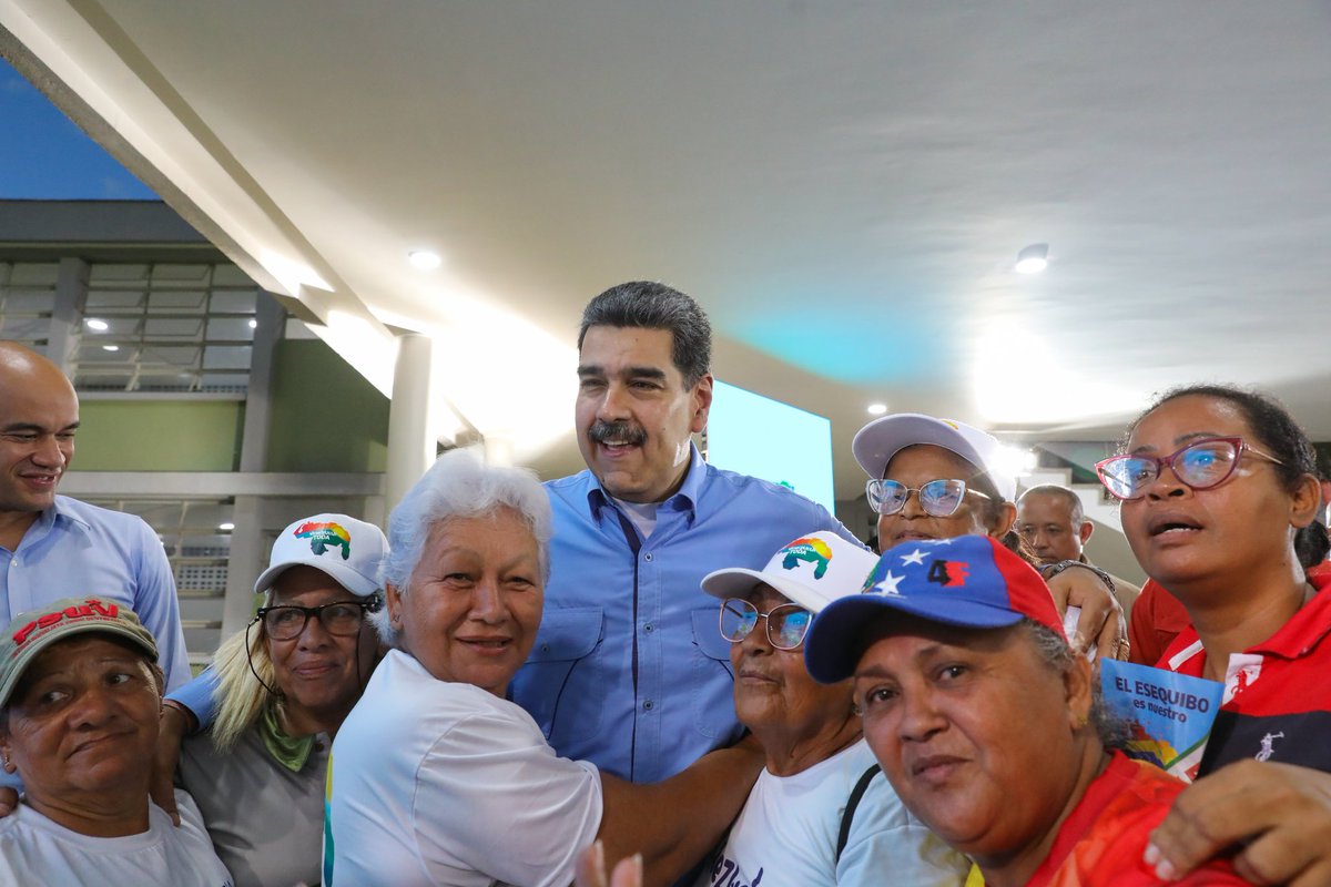 NicolasMaduro's tweet photo. Gracias al tremendo esfuerzo de nuestra FANB, del Poder Popular, las comunidades, UBCH, trabajadoras, trabajadores y las empresas privadas verdaderamente comprometidas con el país, es que podemos lograr el milagro de la recuperación de las instituciones educativas. ¡Nuestro Reconocimiento! ¡Vamos por más recuperaciones de escuelas y liceos!