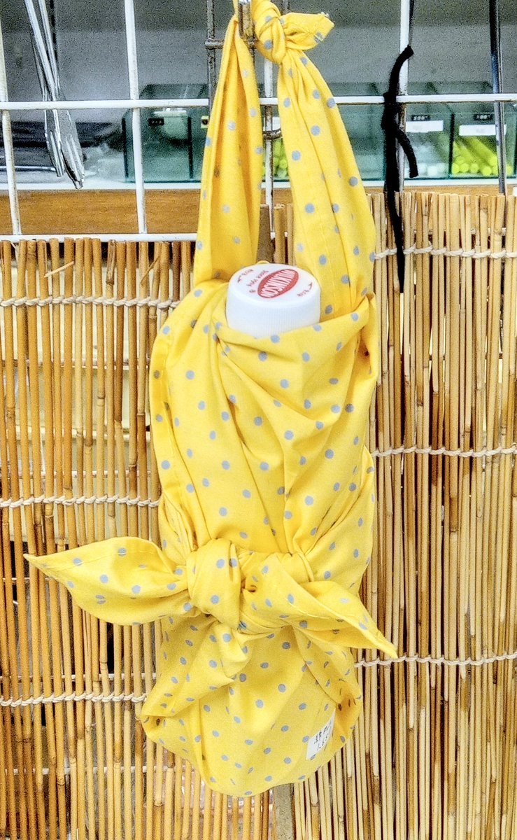 ふろしきの　ペットボトルカバー

夏は結露防止にやくだち

冬は保温効果も

浅草　合羽橋道具街の
実家のお菓子道具屋　ヨコヤマ
（西浅草2-20-4　日祝休）に
ちいさな　ふろしきコーナー
あります

Plastic bottle cover with
a small Furoshiki cloth.